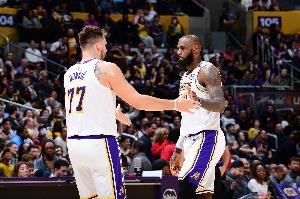 湖人首发：詹姆斯 东契奇 里夫斯 海斯 芬尼-史密斯