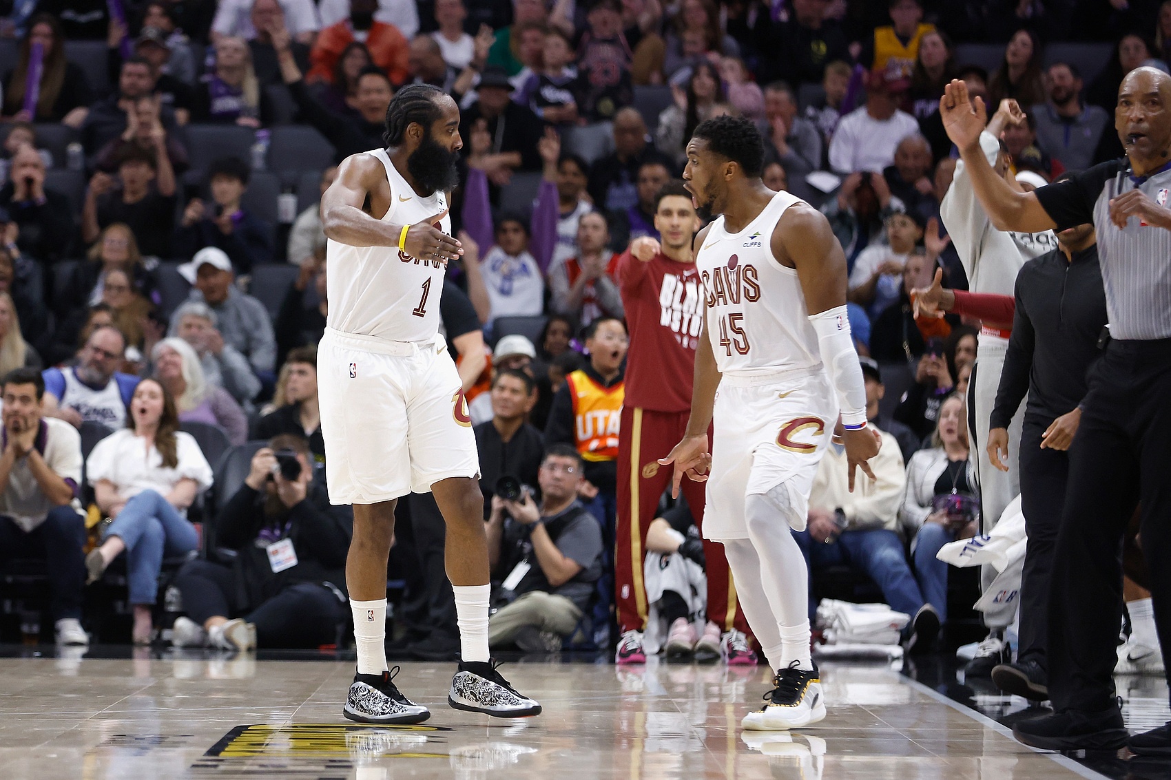 开云中国-米切尔：哈登提升队友的能力让我解脱 我可以蹲底角&amp;让他掌控比赛