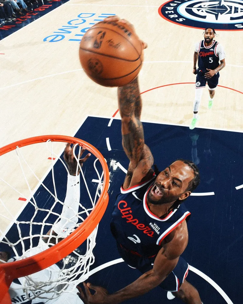 开云中国-战神卡归位！快船官方晒伦纳德今日的扣篮照与球迷分享