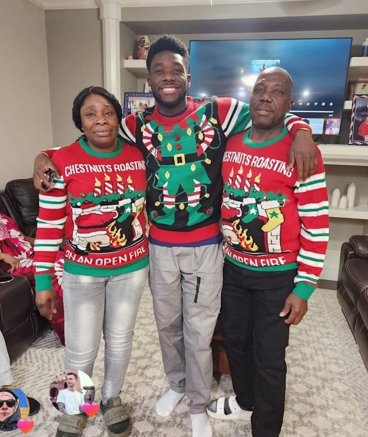 伤退后掩面哭泣！图片报：阿方索1年内4度受伤，赛后得到父母安慰