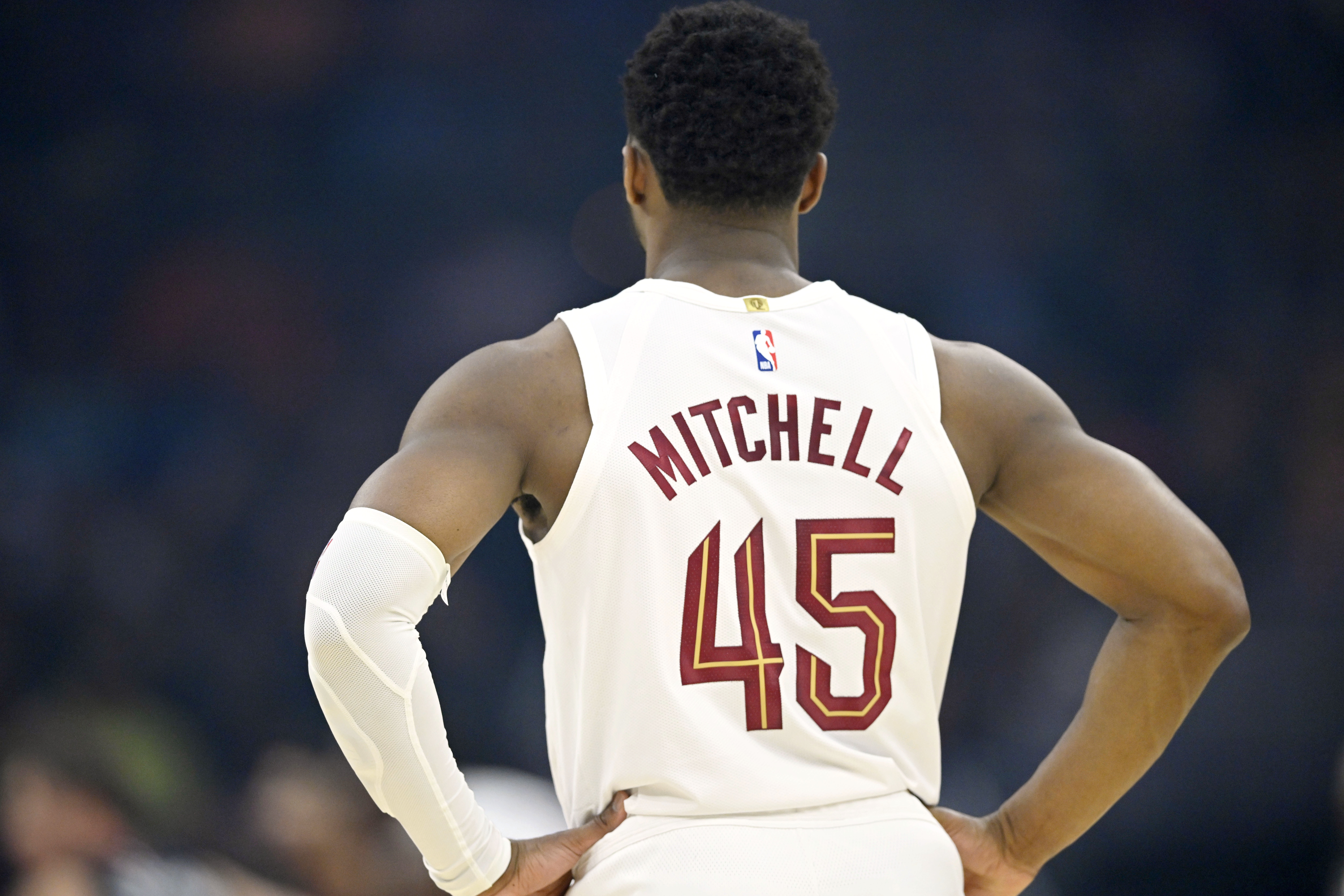 开云中国-赶紧支棱起来！米切尔半场低迷6中1仅得2分 正负值-14全场最低